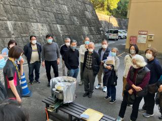 駐車場にあるガスタンクより